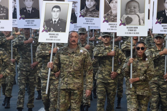  Azerbaijani president and first lady take part in march to honor martyrs