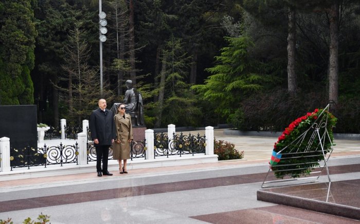 El presidente y la primera dama visitaron la tumba de Heydar Aliyev 