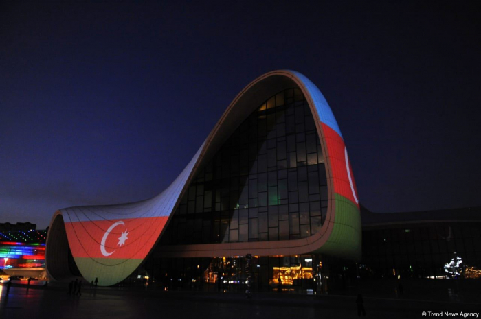   On Remembrance Day, Heydar Aliyev Center lit in colours of Azerbaijani National Flag  