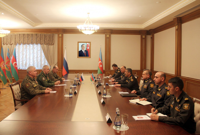  Azerbaijani defense minister meets with commander of Russian peacekeepers 