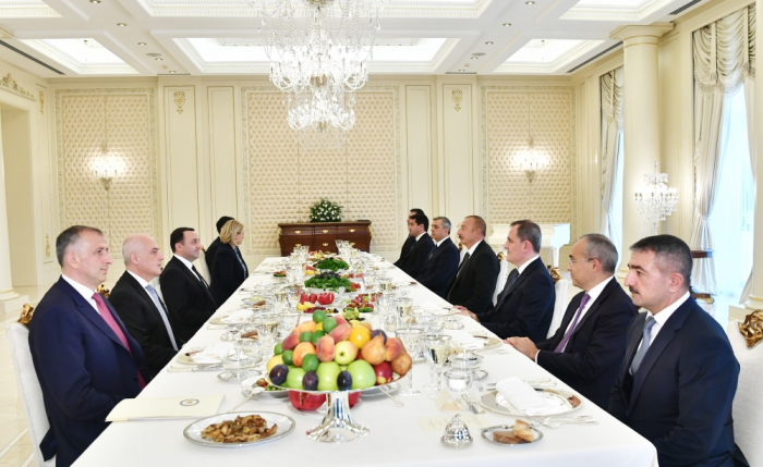   Präsident Aliyev und der georgische Premierminister Garibaschwili haben ein gemeinsames Arbeitsessen  