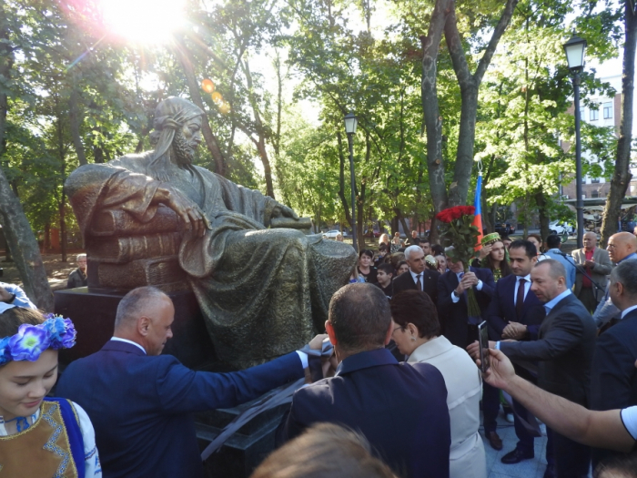 Monument to great Azerbaijani poet and thinker Nizami Ganjavi unveiled in Kharkiv