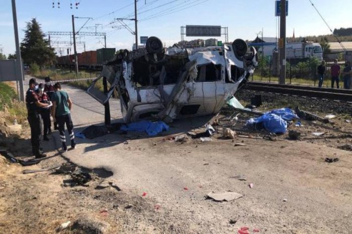 Türkiyədə qatarla mikroavtobus toqquşdu:    6 ölü, 6 yaralı   