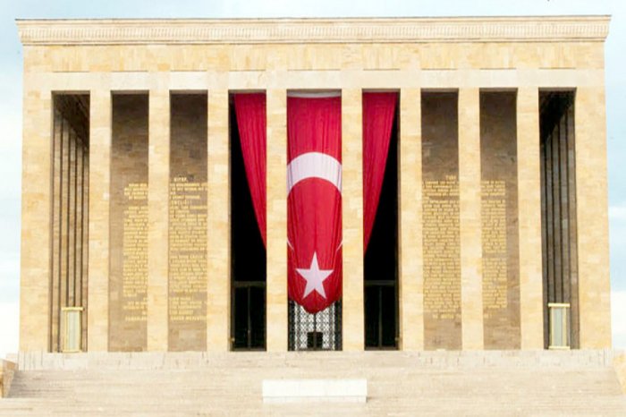 Kərim Vəliyev Anıtqəbiri ziyarət edib