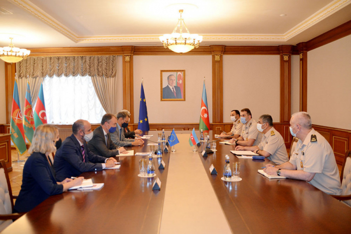  Le ministre azerbaïdjanais de la Défense rencontre le représentant spécial de l