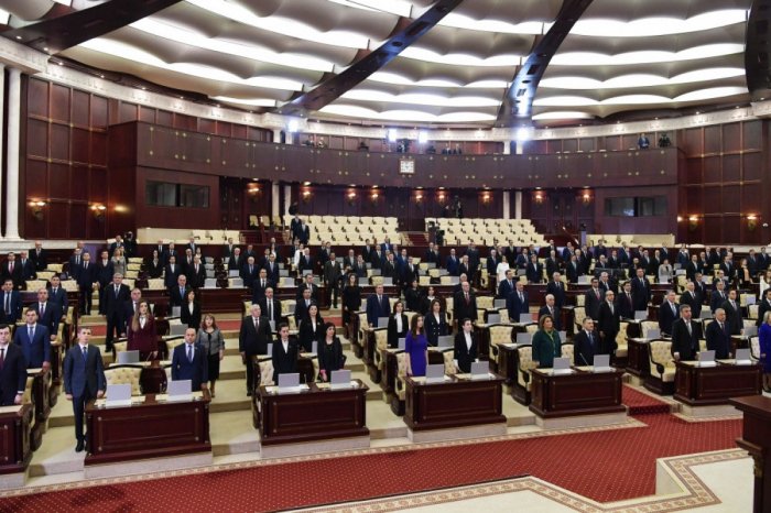    Deputatlar şəhidlərin xatirəsini yad ediblər   