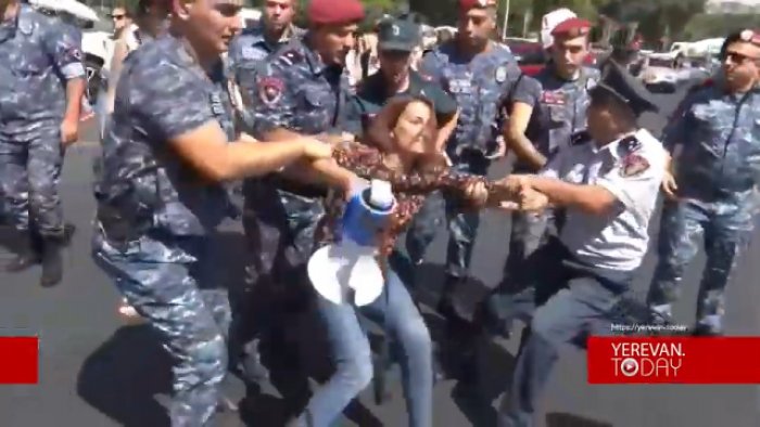    İrəvanda polis etirazçılara zor tətbiq edib -    VİDEO       