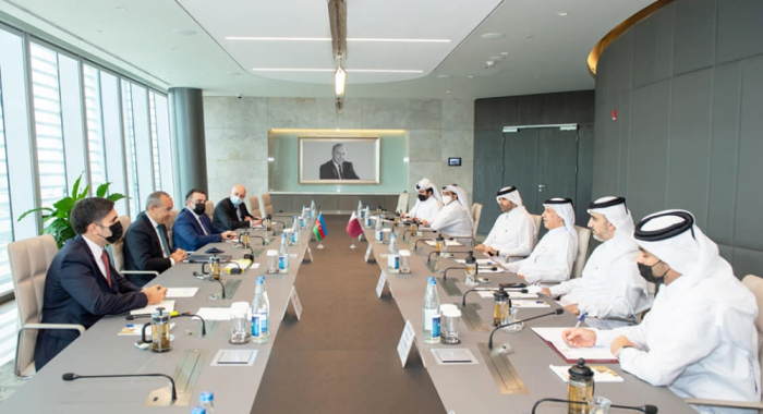 El ministro de Economía insta a las empresas qataríes a invertir en nuestros territorios liberados