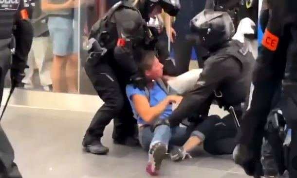  Fransa polisi  maskaya görə  qadını döydü  -   VİDEO  