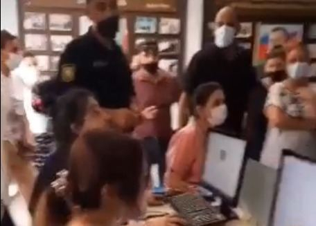    Xəstəxanada maska taxmayan qeydiyyatçı işdən azad olunub -    TƏBİB      