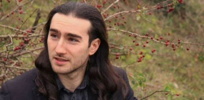    Makronu şillələyən fransız:    "Peşman deyiləm!"      