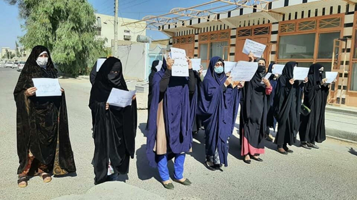    Taliban    qadınların aksiyasını    dağıdıb    