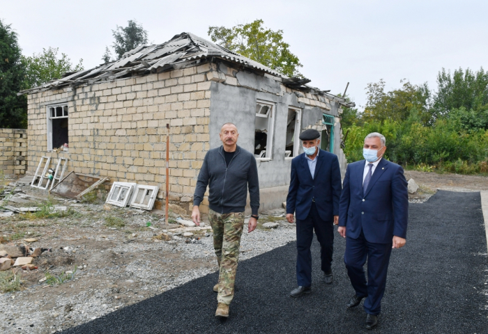     Terter:   Präsident Ilham Aliyev inspiziert eines der durch Raketenfeuer armenischer Einheiten zerstörten Häuser nach Wiederaufbau  