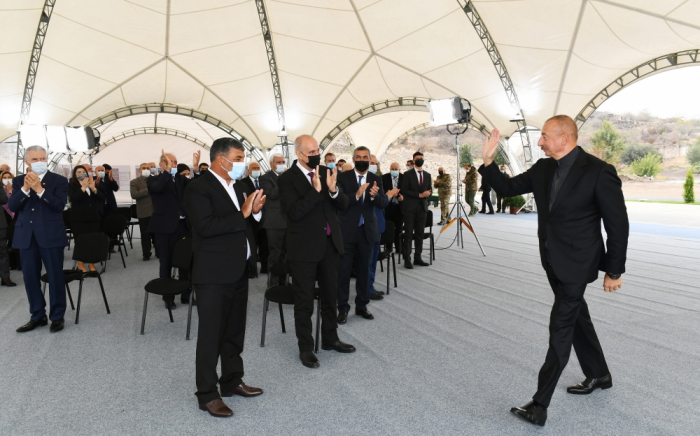  Präsident Aliyev trifft sich mit Mitgliedern der Öffentlichkeit von Dschabrayil 
