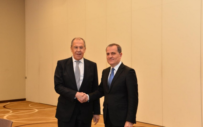   Außenminister Aserbaidschans und Russlands diskutierten die Umsetzung der trilateralen Erklärung  