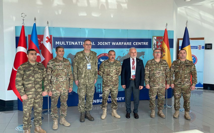 Los comandantes de las Fuerzas Terrestres de Azerbaiyán y Turquía celebran una reunión 