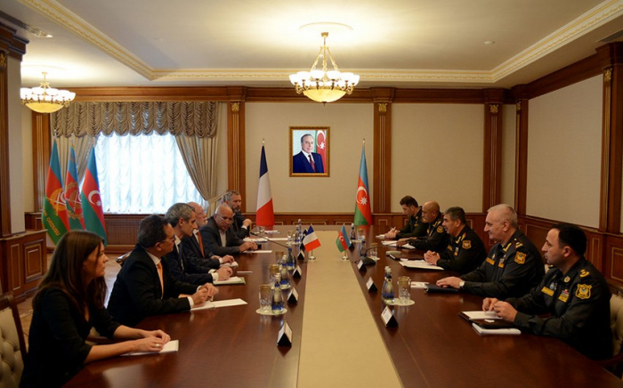   Le ministre azerbaïdjanais de la Défense rencontre une délégation française  