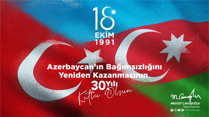     Cavushoglu  :"Que vivas junto con la bandera tricolor, querido Azerbaiyán"   