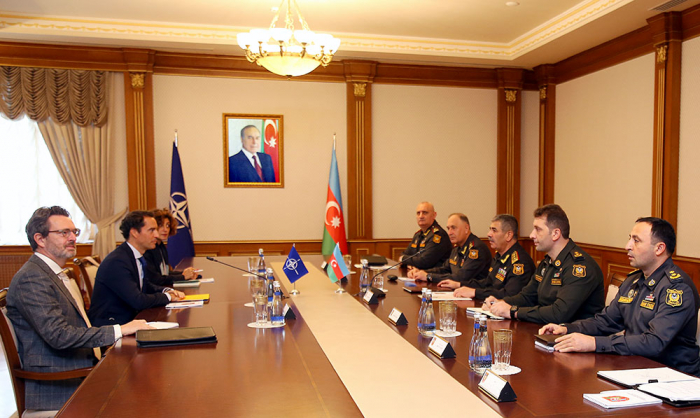   Aserbaidschanischer Verteidigungsminister trifft sich mit NATO-Sonderbeauftragten  