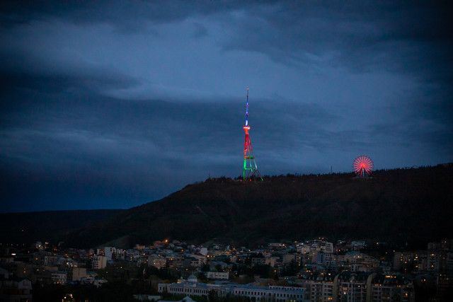 Flagge Aserbaidschans leuchtet auf dem Fernsehturm in Georgien