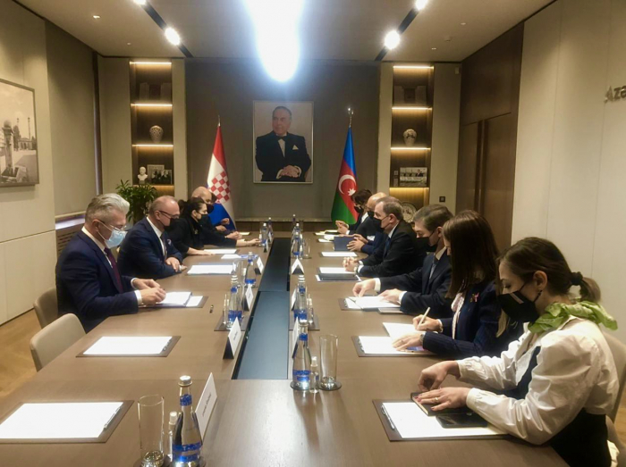   Es findet ein Treffen zwischen Jeyhun Bayramov und dem kroatischen Außenminister statt  