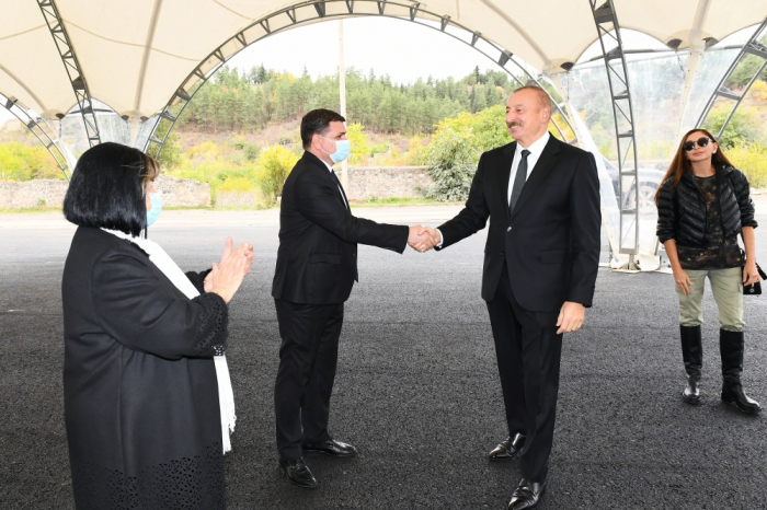   Präsident Ilham Aliyev und First Lady Mehriban Aliyeva treffen sich mit Vertretern der Öffentlichkeit  