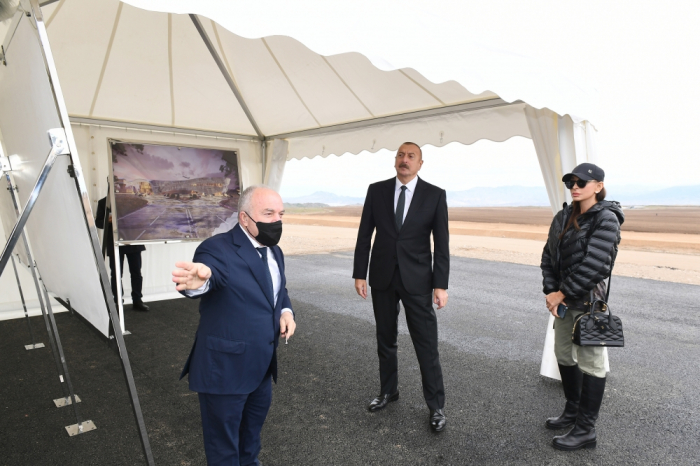   Präsident Ilham Aliyev macht sich mit Verlauf von Bauarbeiten am neuen internationalen Flughafen Zangilan vertraut  