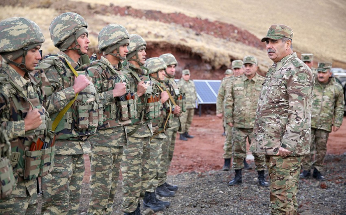   El ministro de Defensa inspecciona las posiciones de batalla en Kalbajar y Lachin   