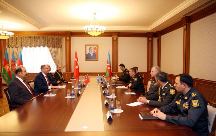   Aserbaidschanischer Verteidigungsminister trifft Rektor der Türkischen Nationalen Verteidigungsuniversität  