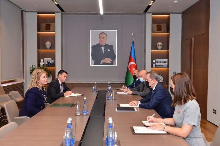  Aserbaidschanischer Außenminister empfängt algerische Botschafterin 