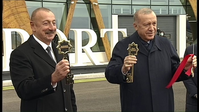     Der symbolische Schlüssel zum Lufttor von Karabach wurde den Präsidenten überreicht    