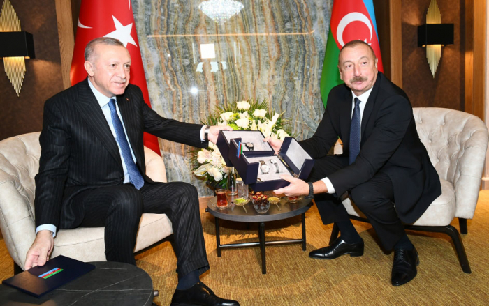   Erdogan überreichte Ilham Aliyev Uhren mit "Kharibulbul"-Bild  