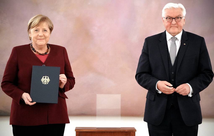 German President presents Angela Merkel with resignation papers
 