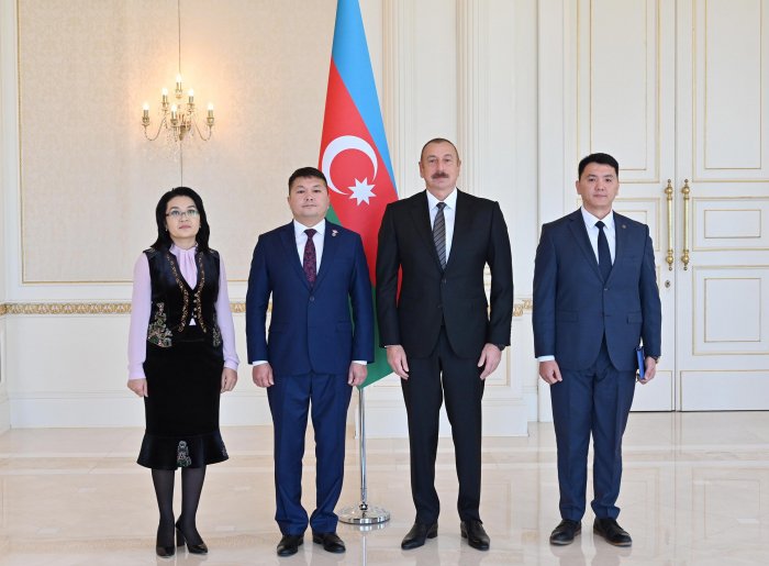   Ilham Aliyev recibe las cartas credenciales de los dos embajadores-  Fotos    