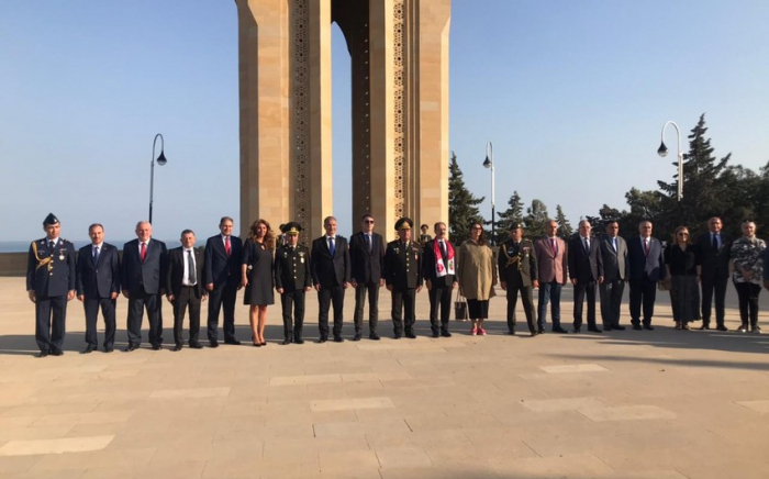   El embajador Cahit Bagchi visitó el Monumento a los Guerreros Turcos en Bakú  