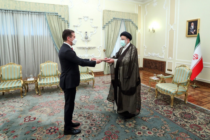 Azerbaijani envoy presents his credentials to Iranian President