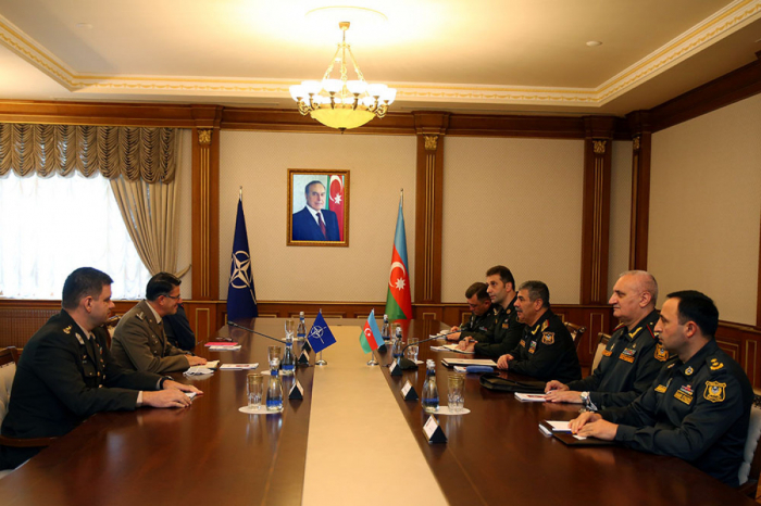  Le ministre azerbaïdjanais de la Défense a rencontré un représentant de l