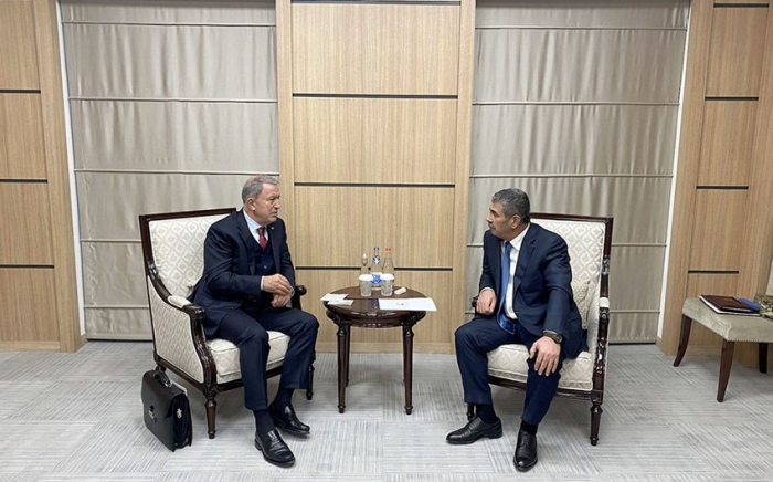  Le ministre azerbaïdjanais de la Défense rencontre son homologue turc 