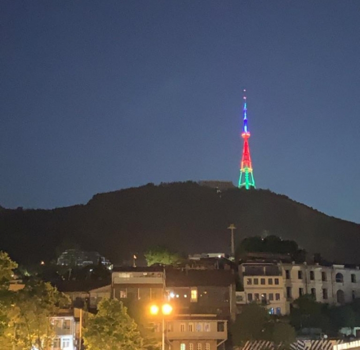 La torre de televisión de Tiflis se ilumina con los colores de la bandera de Azerbaiyán