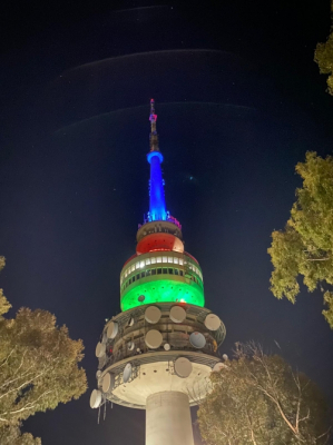 La emblemática Torre Telstra de Canberra se ilumina con los colores de la bandera de Azerbaiyán