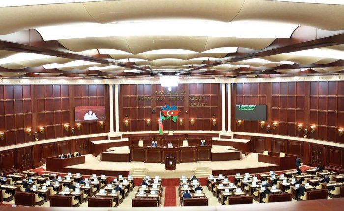    “Evi olmayan deputatların kirayə pulu artırılsın”     
