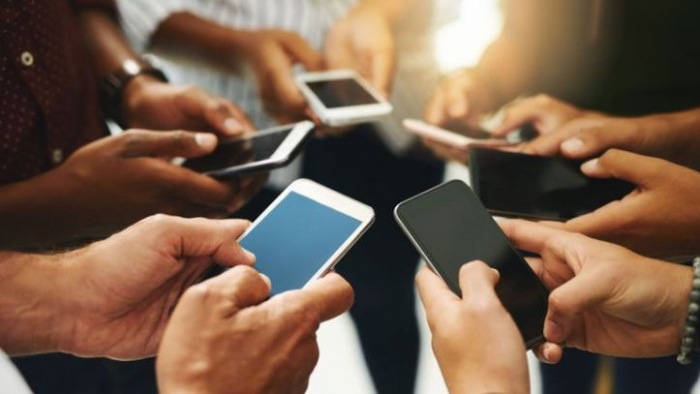 Azerbaijani lawmakers propose changing amount of state duty for registering mobile devices