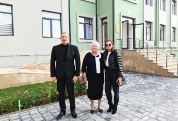   الرئيس إلهام علييف والسيدة الأولى مهربان علييفا يحضران حفل افتتاح روضة الأطفال ودار الايتام في شماخي  