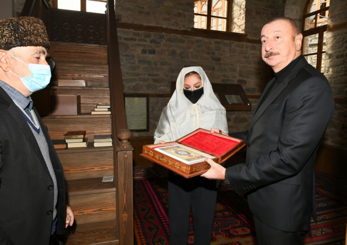   Heiliger Koran dem Präsidenten Aliyev in der Badoyun-Moschee überreicht  