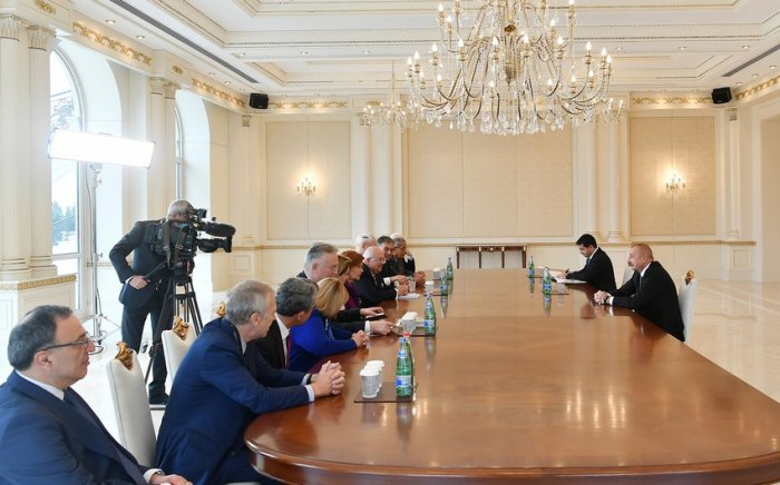 Ilham Aliyev recibe a los copresidentes y miembros de la junta del Centro Internacional Nizami Ganjavi 