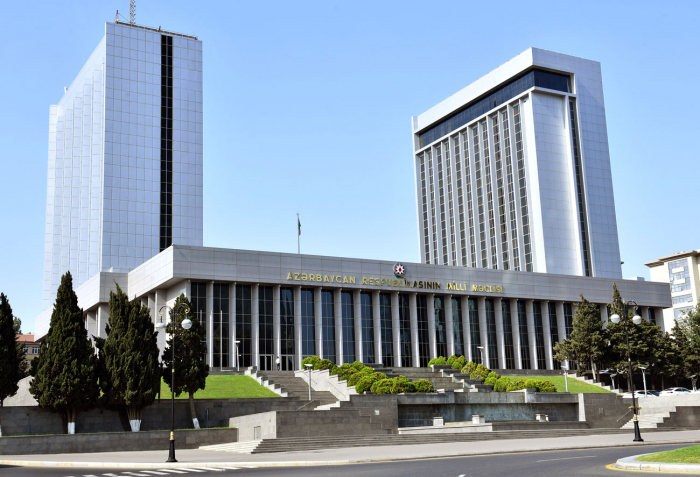   Aserbaidschanisches Parlament schickt zum Tag des Sieges einen Brief an Präsident Aliyev  