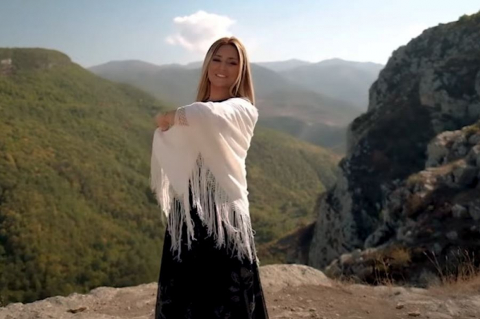 Xalq artisti "Şuşanın dağları" mahnısını Cıdır düzündə ifa edib -    VİDEO   