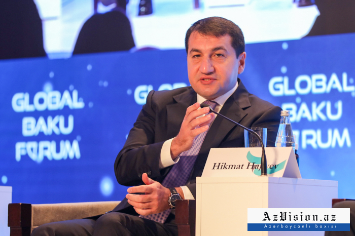   Hikmet Hajiyev kommentiert die Zerstörungen in Aghdam auf dem Global Baku Forum  