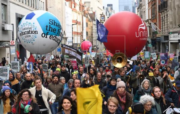 Una riada humana liderada por indígenas reclama en Glasgow justicia climática