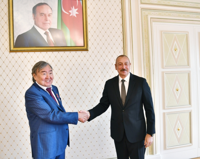   Kasachischer Volksschriftsteller gratuliert Ilham Aliyev zum Tag des Sieges  